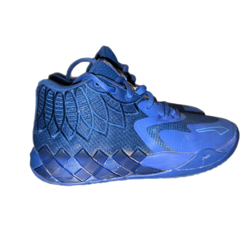 Blue High-Top Sneakers with Textured Design and Sturdy Sole